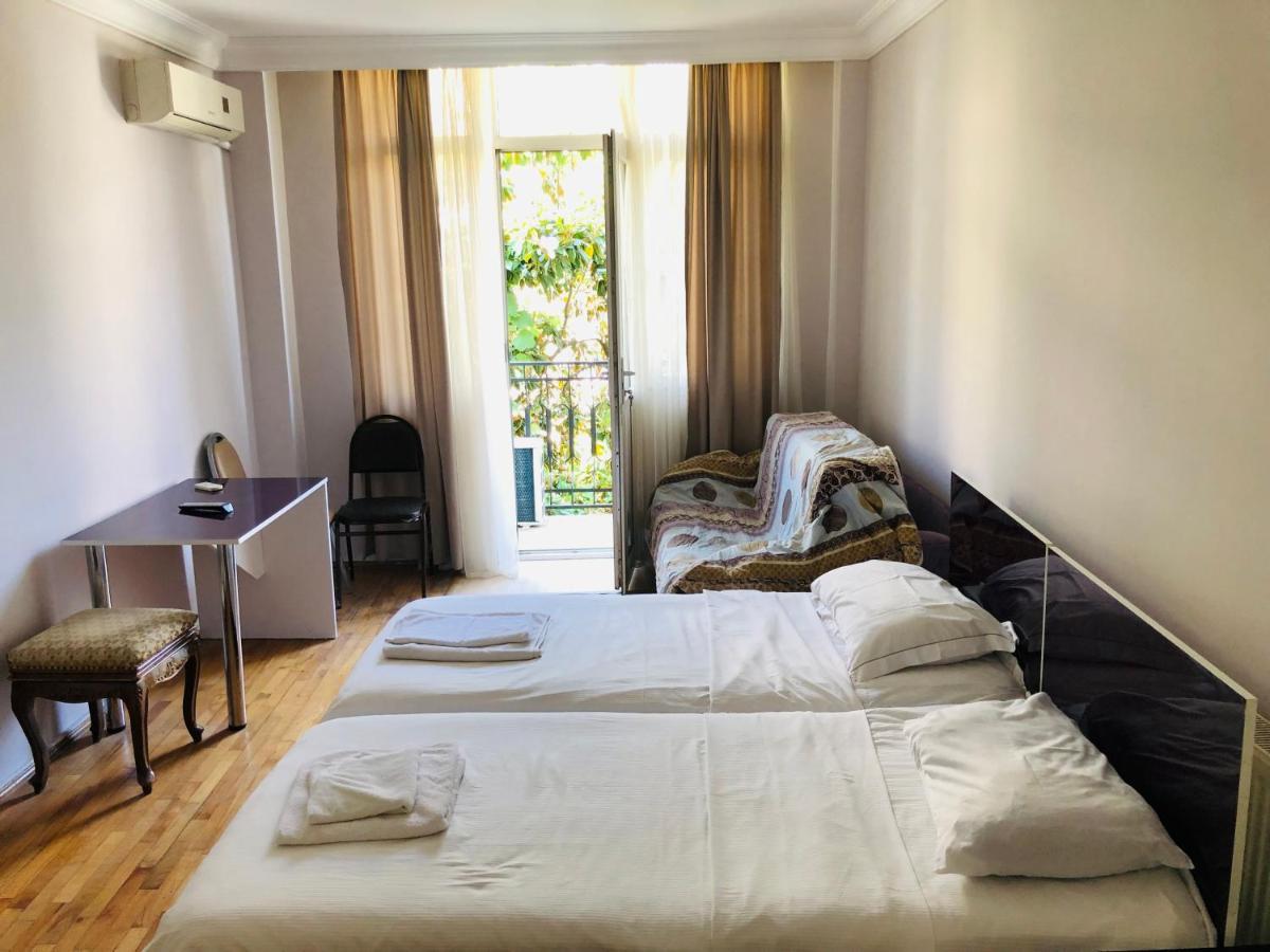 Hotel Dolphin Batumi Esterno foto