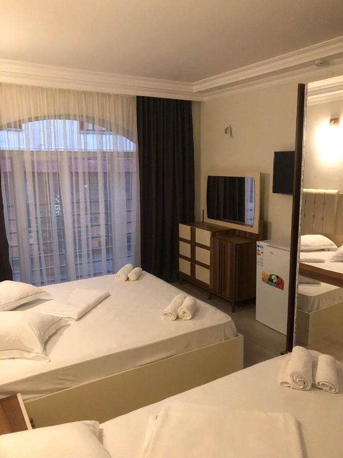 Hotel Dolphin Batumi Esterno foto