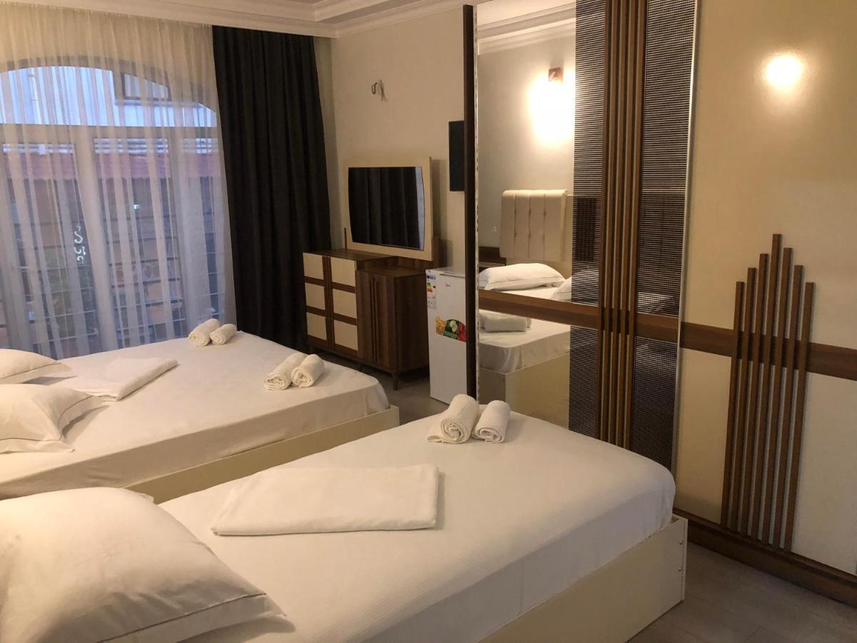 Hotel Dolphin Batumi Esterno foto